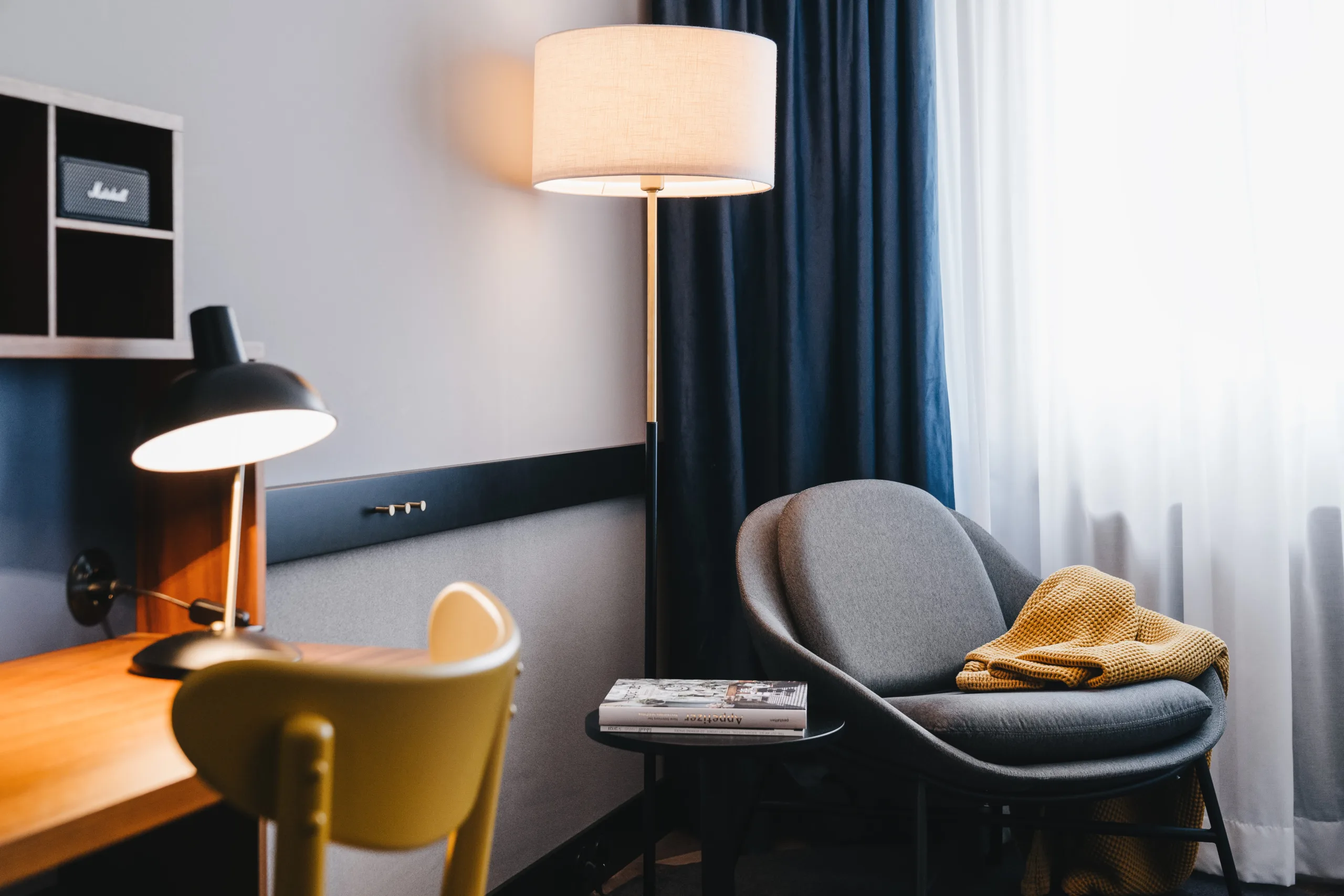 Helles Zimmer mit gemütlicher Sitzecke