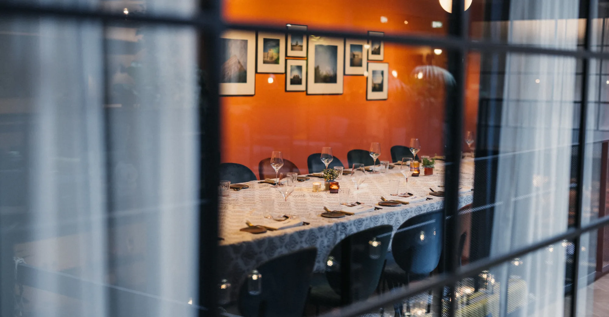 Elegantes Restaurant mit gedecktem Tisch