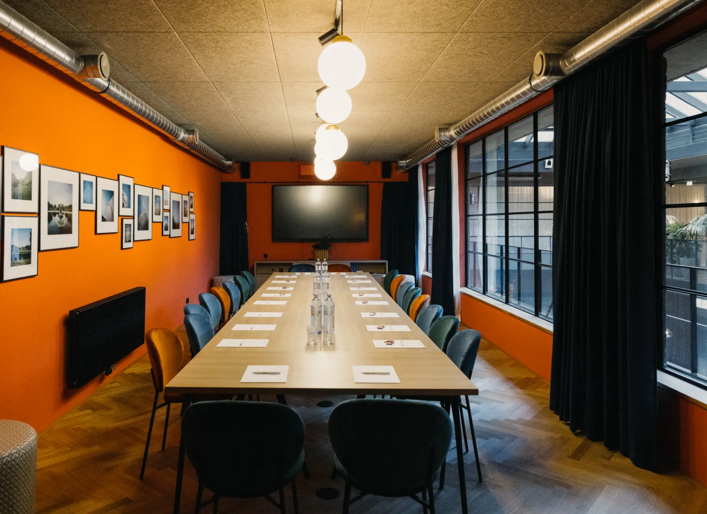 Moderne Konferenzraum mit orangefarbenen Wänden