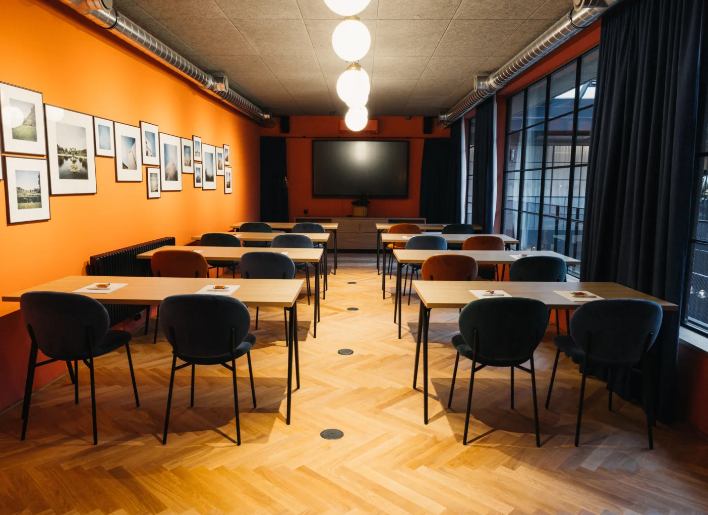 Moderne Konferenzraum mit Tischen.