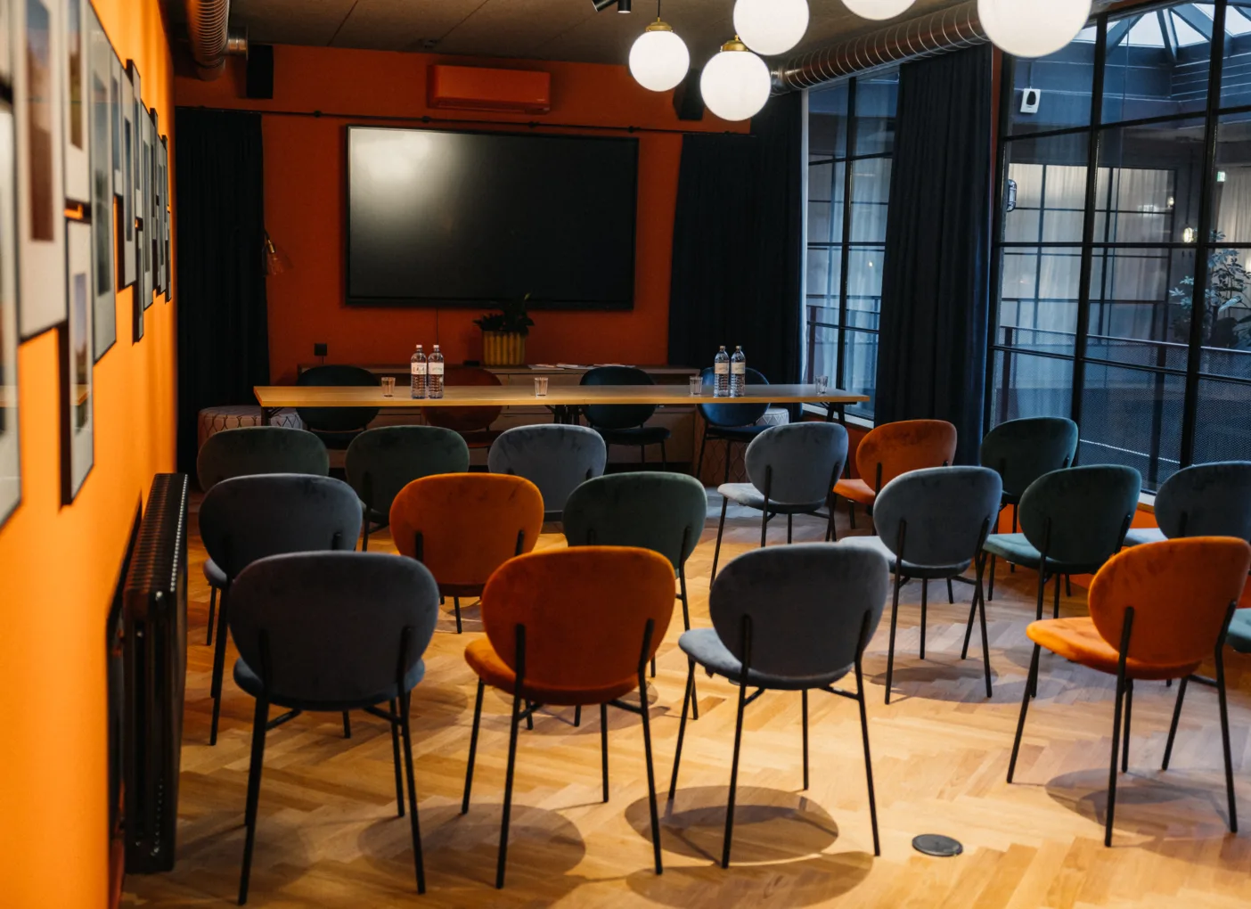 Konferenzraum mit Stühlen und Tisch