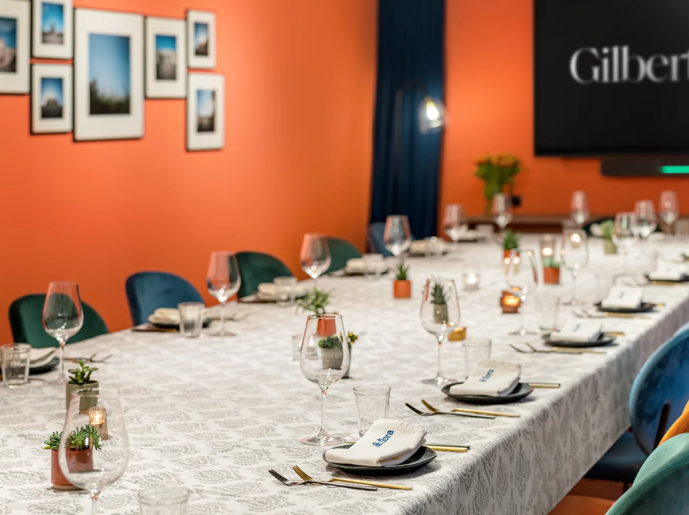 Eleganter Veranstaltungsraum mit gedecktem Tisch