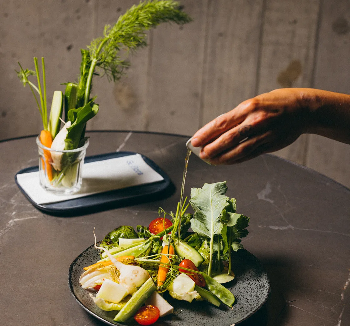 Frischer Salat mit Gemüse und Dressing
