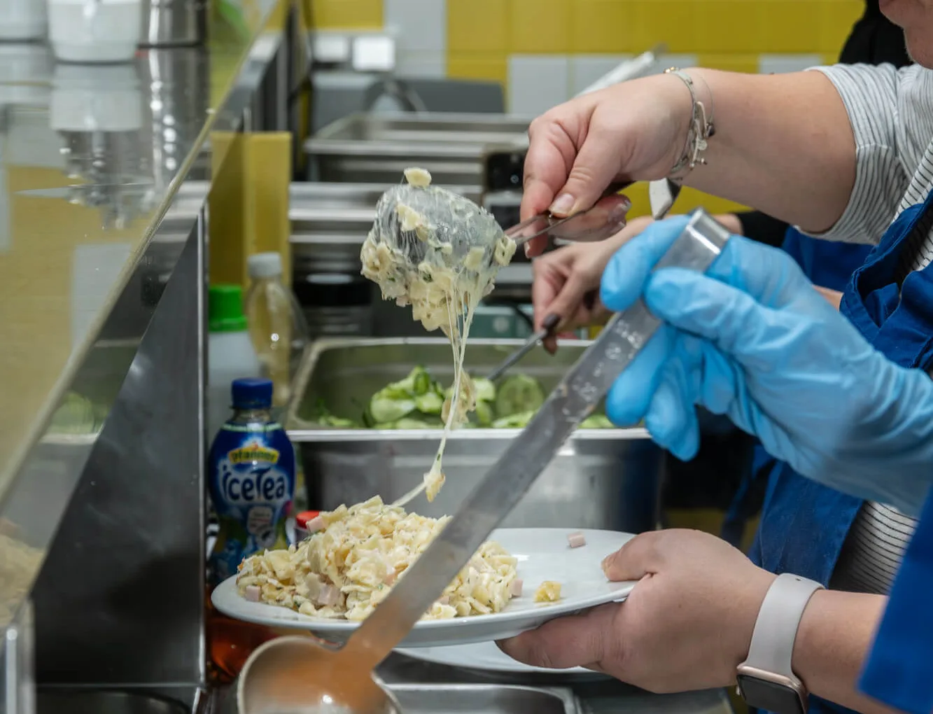 Menschen servieren Essen in Küche