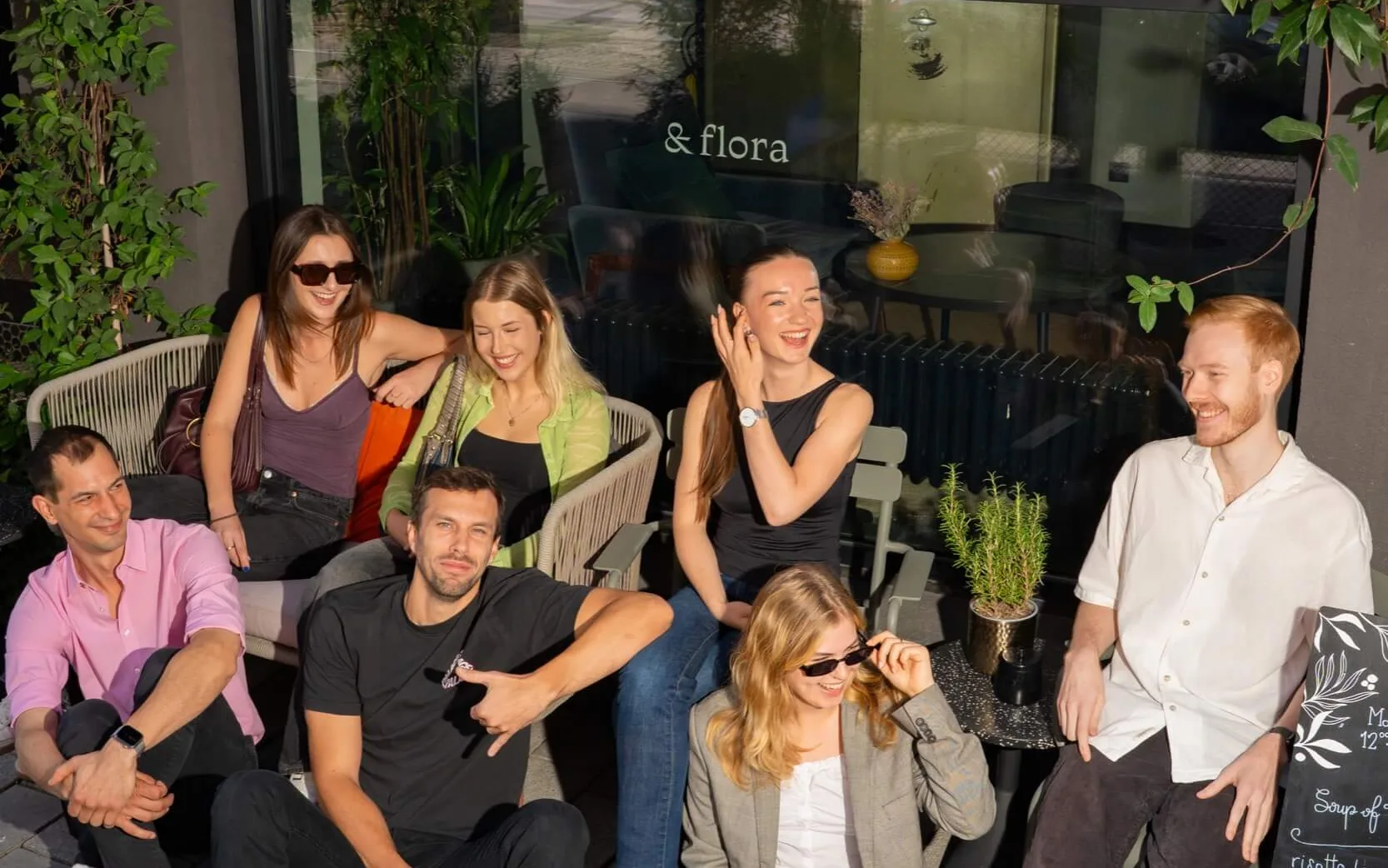 Gruppe von Freunden vor einem Café